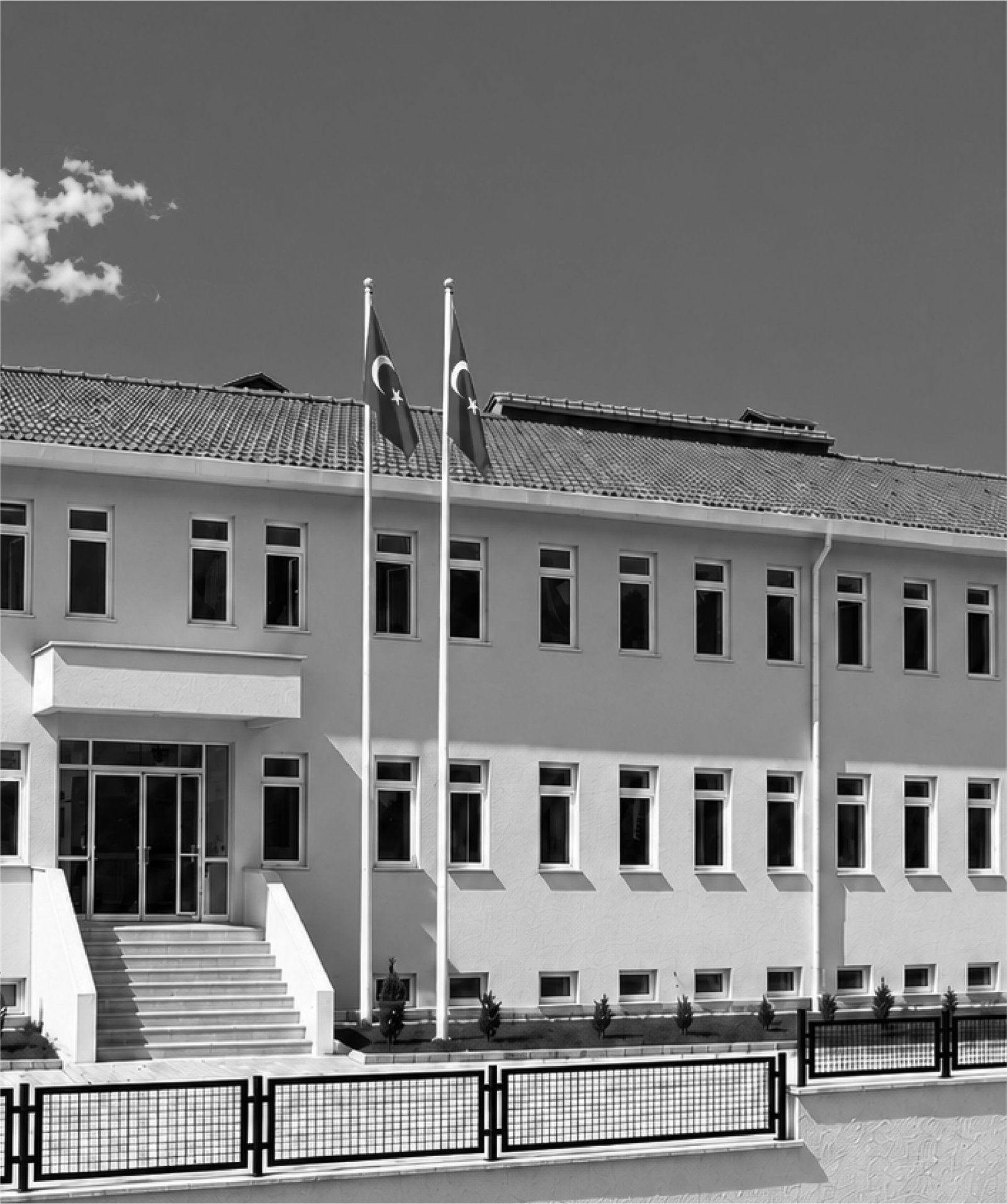 Yığılca Jandarma Komutanlığı binası, siyah beyaz: iki katlı yapı, önünde üç bayrak direği ve demir korkuluk.